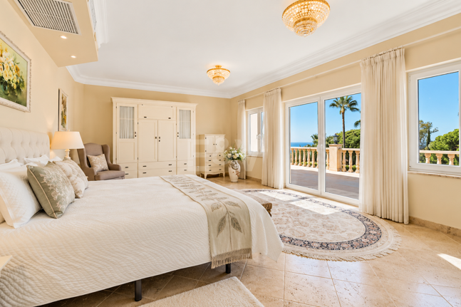 Impressive Villa with Expansive Gardens and Sea Views in El Rosario