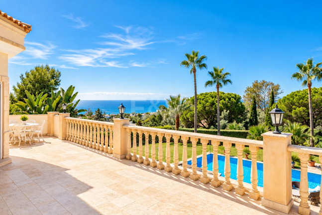Impressive Villa with Expansive Gardens and Sea Views in El Rosario