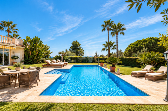 Impressive Villa with Expansive Gardens and Sea Views in El Rosario