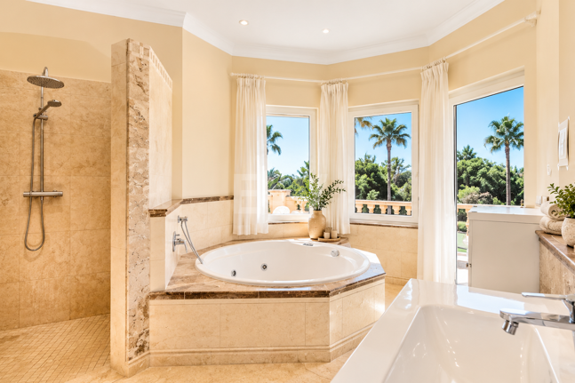 Impressive Villa with Expansive Gardens and Sea Views in El Rosario