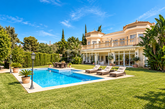 Impressive Villa with Expansive Gardens and Sea Views in El Rosario
