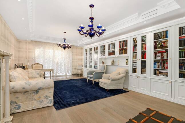 Elegant Classic Villa med öppen havsutsikt på en stor tomt i Cascada de Camoján