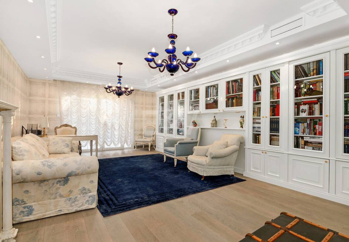 Elegant Classic Villa med öppen havsutsikt på en stor tomt i Cascada de Camoján