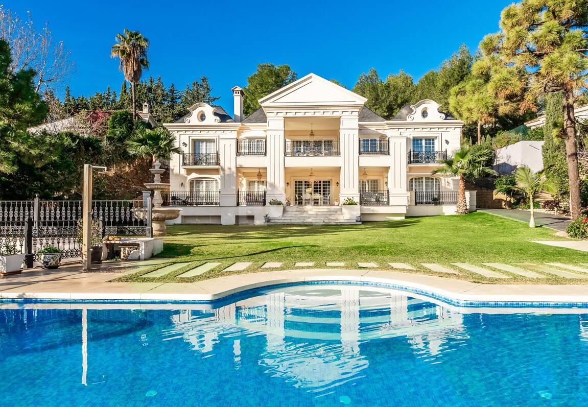 Elegant Classic Villa med öppen havsutsikt på en stor tomt i Cascada de Camoján