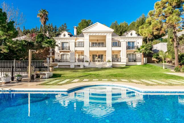 Elegant Classic Villa med öppen havsutsikt på en stor tomt i Cascada de Camoján