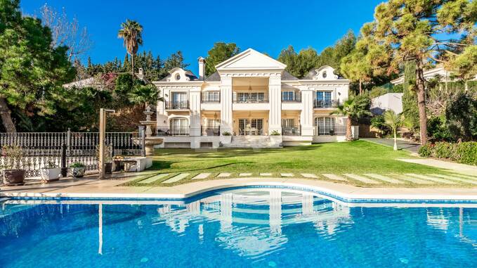 Elegant Classic Villa z otwartymi widokiem na morze na dużym placu w Cascada de Camoján