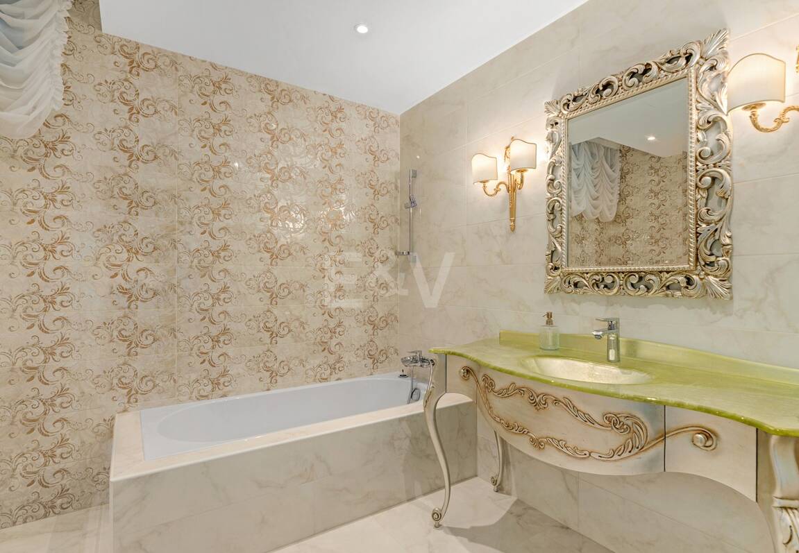 Elegant Classic Villa med öppen havsutsikt på en stor tomt i Cascada de Camoján