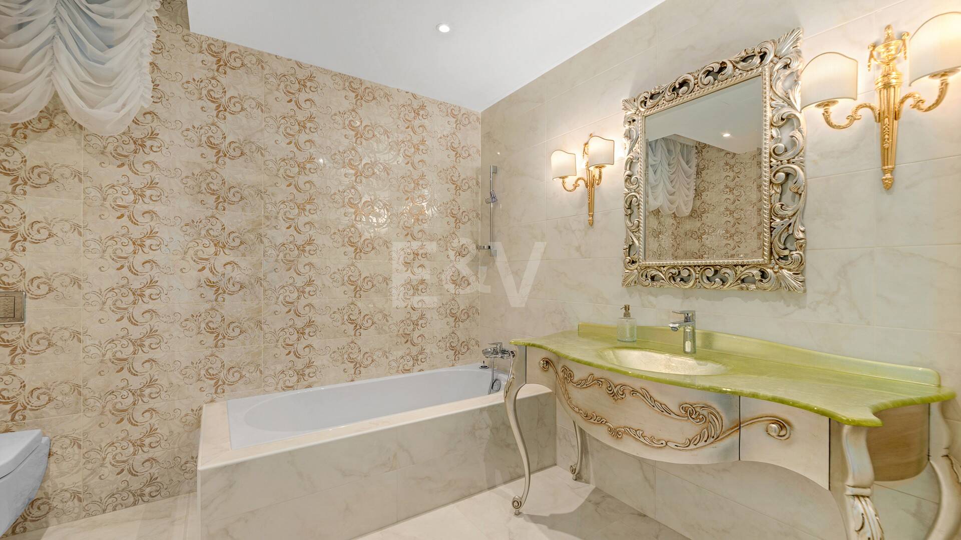 Elegant Classic Villa med öppen havsutsikt på en stor tomt i Cascada de Camoján