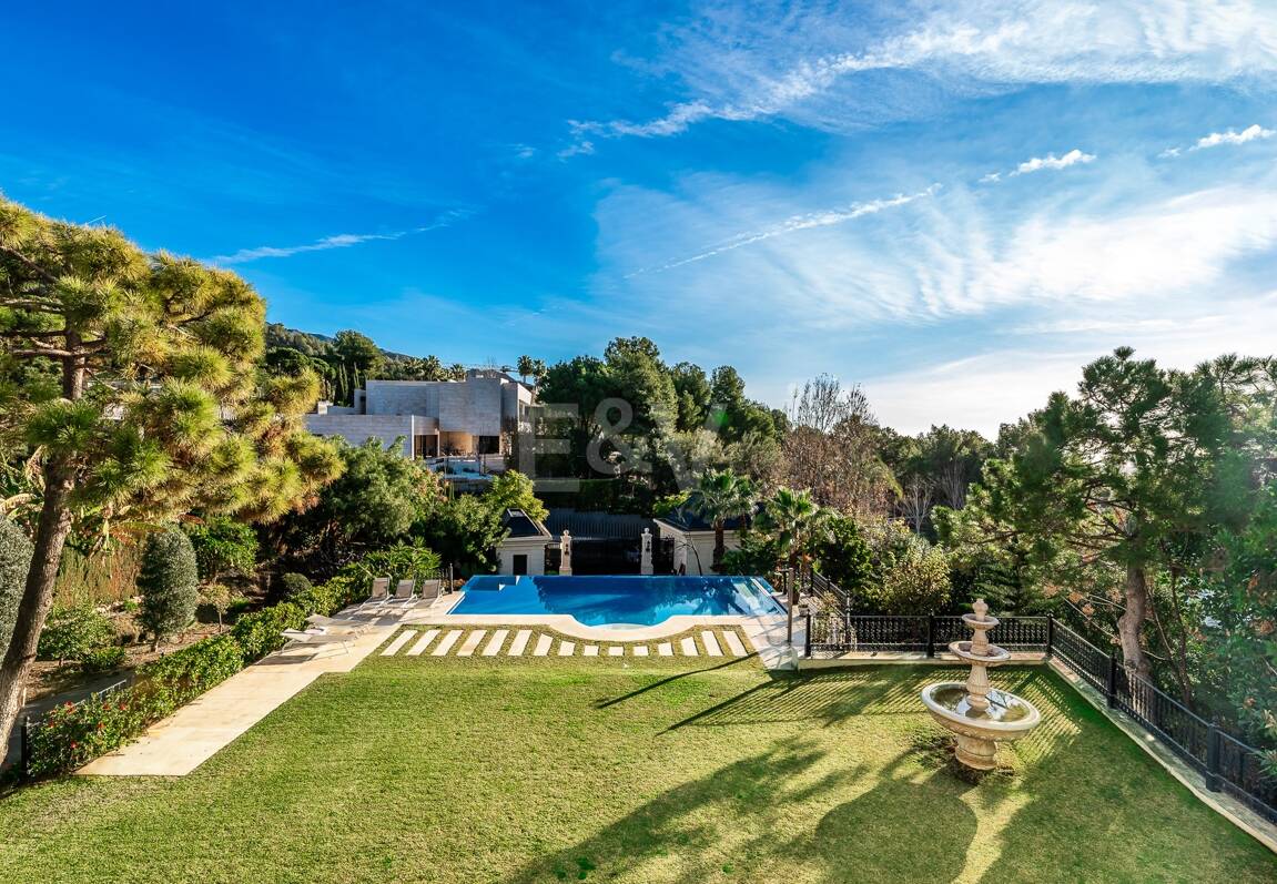 Elegant Classic Villa med öppen havsutsikt på en stor tomt i Cascada de Camoján