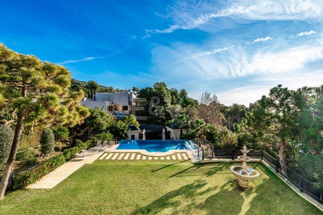 Elegant Classic Villa med öppen havsutsikt på en stor tomt i Cascada de Camoján