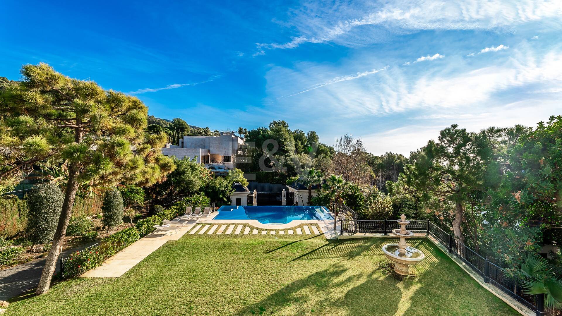 Elegant Classic Villa med öppen havsutsikt på en stor tomt i Cascada de Camoján