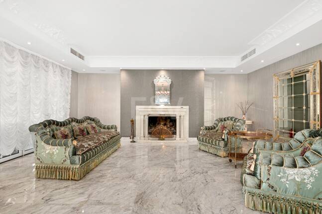 Elegant Classic Villa med öppen havsutsikt på en stor tomt i Cascada de Camoján