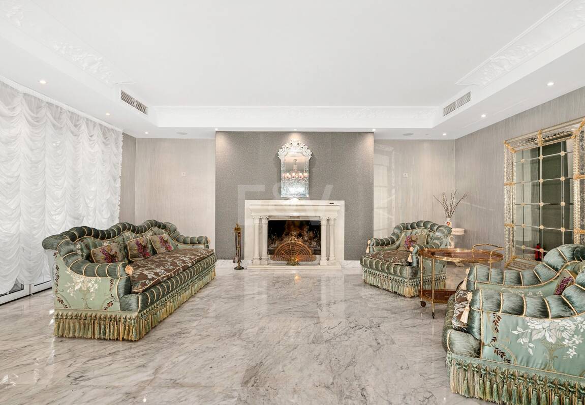 Elegant Classic Villa med öppen havsutsikt på en stor tomt i Cascada de Camoján