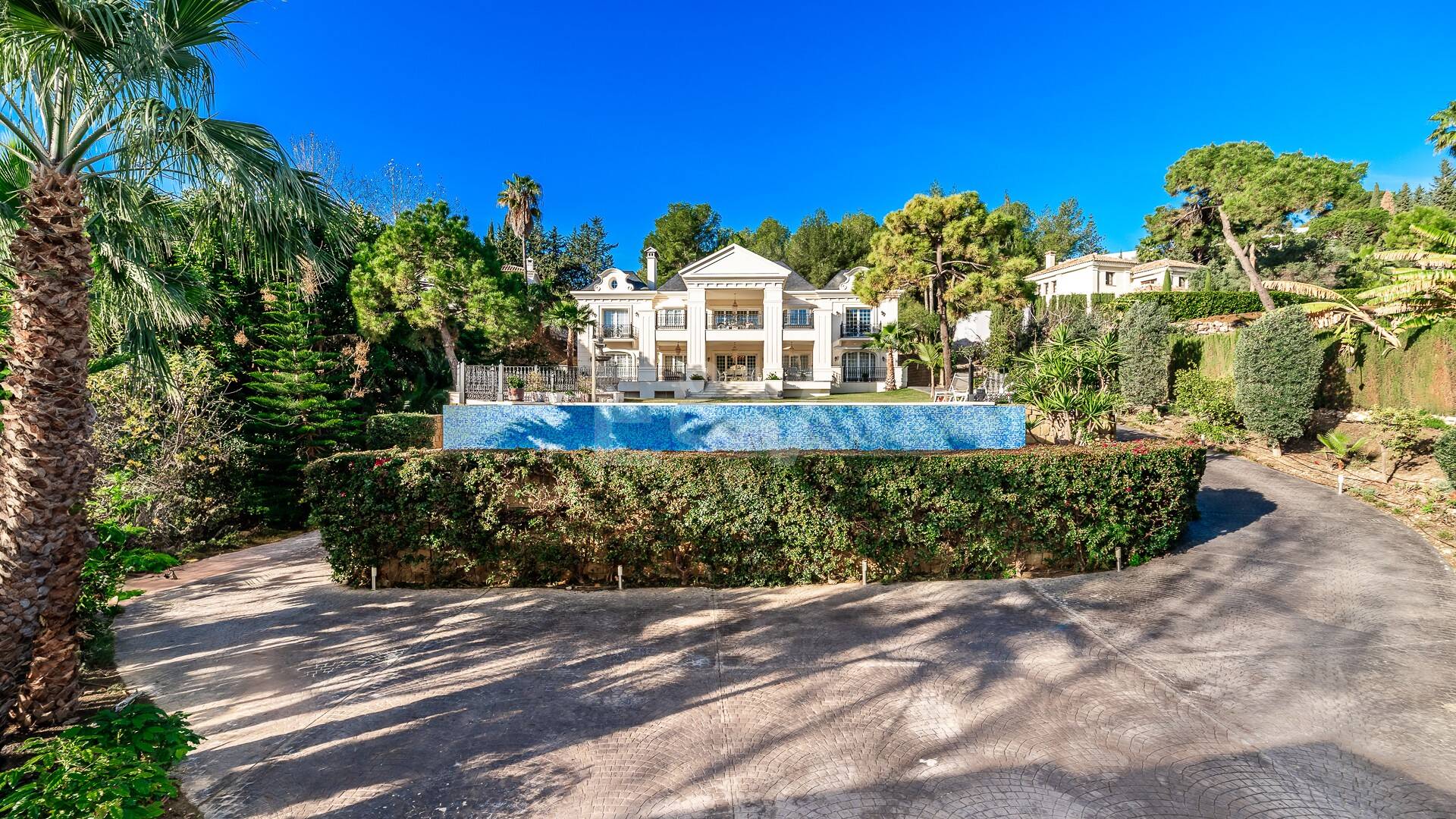 Elegant Classic Villa med öppen havsutsikt på en stor tomt i Cascada de Camoján