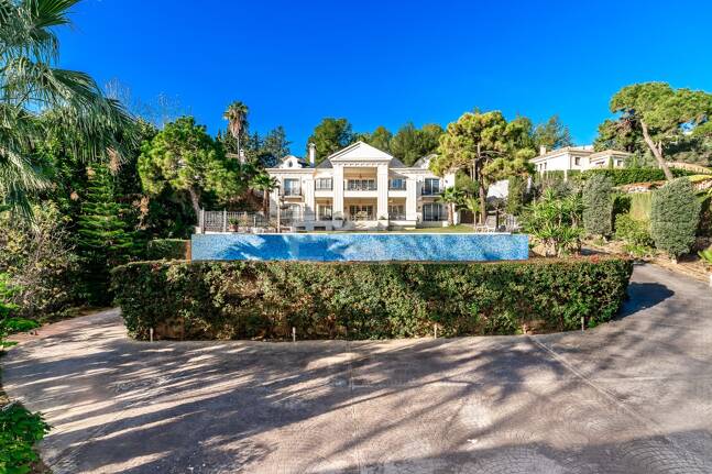 Elegant Classic Villa med öppen havsutsikt på en stor tomt i Cascada de Camoján