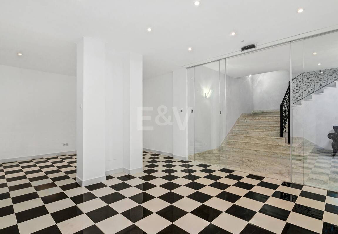 Elegant Classic Villa med öppen havsutsikt på en stor tomt i Cascada de Camoján