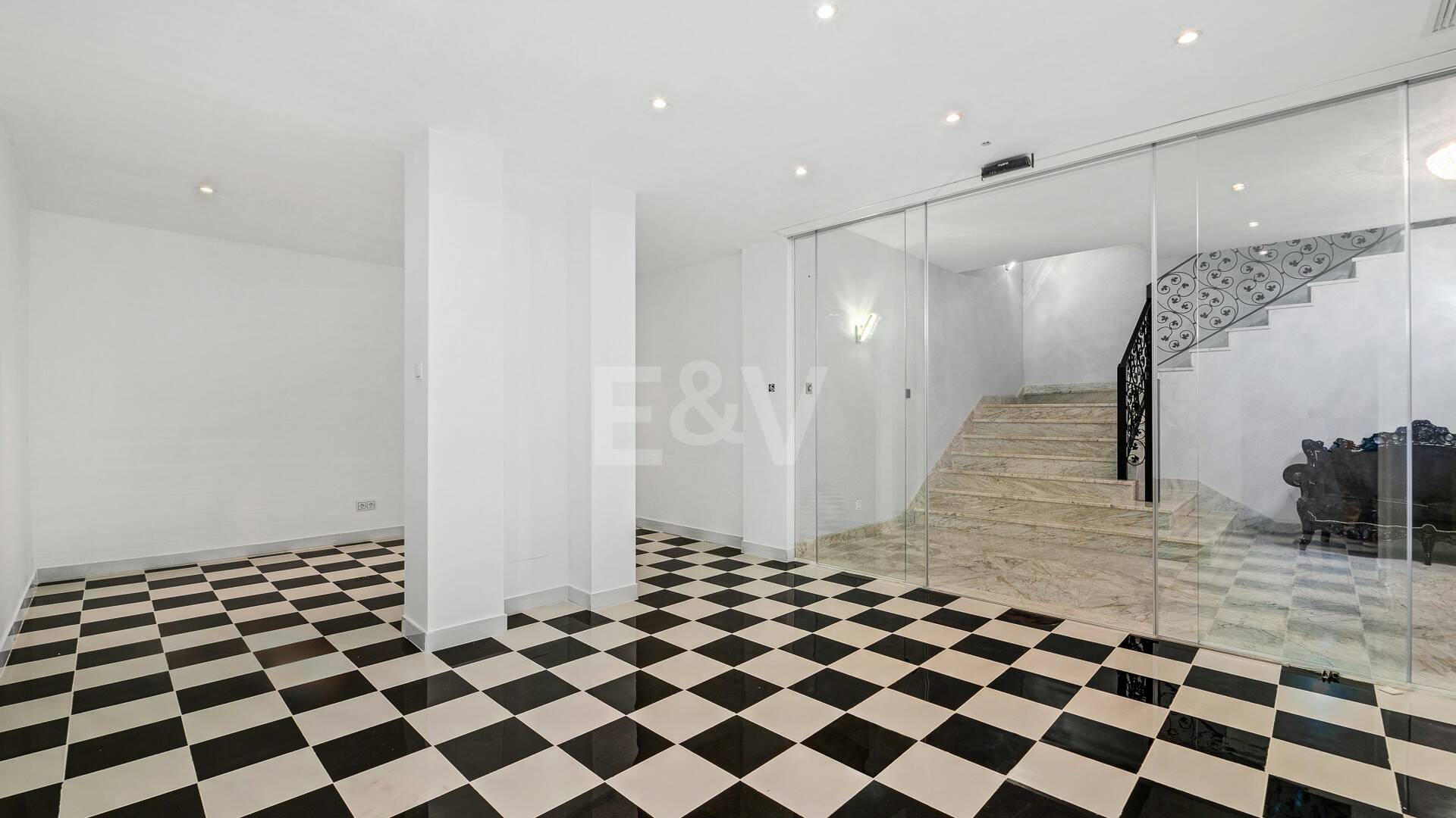 Elegant Classic Villa med öppen havsutsikt på en stor tomt i Cascada de Camoján