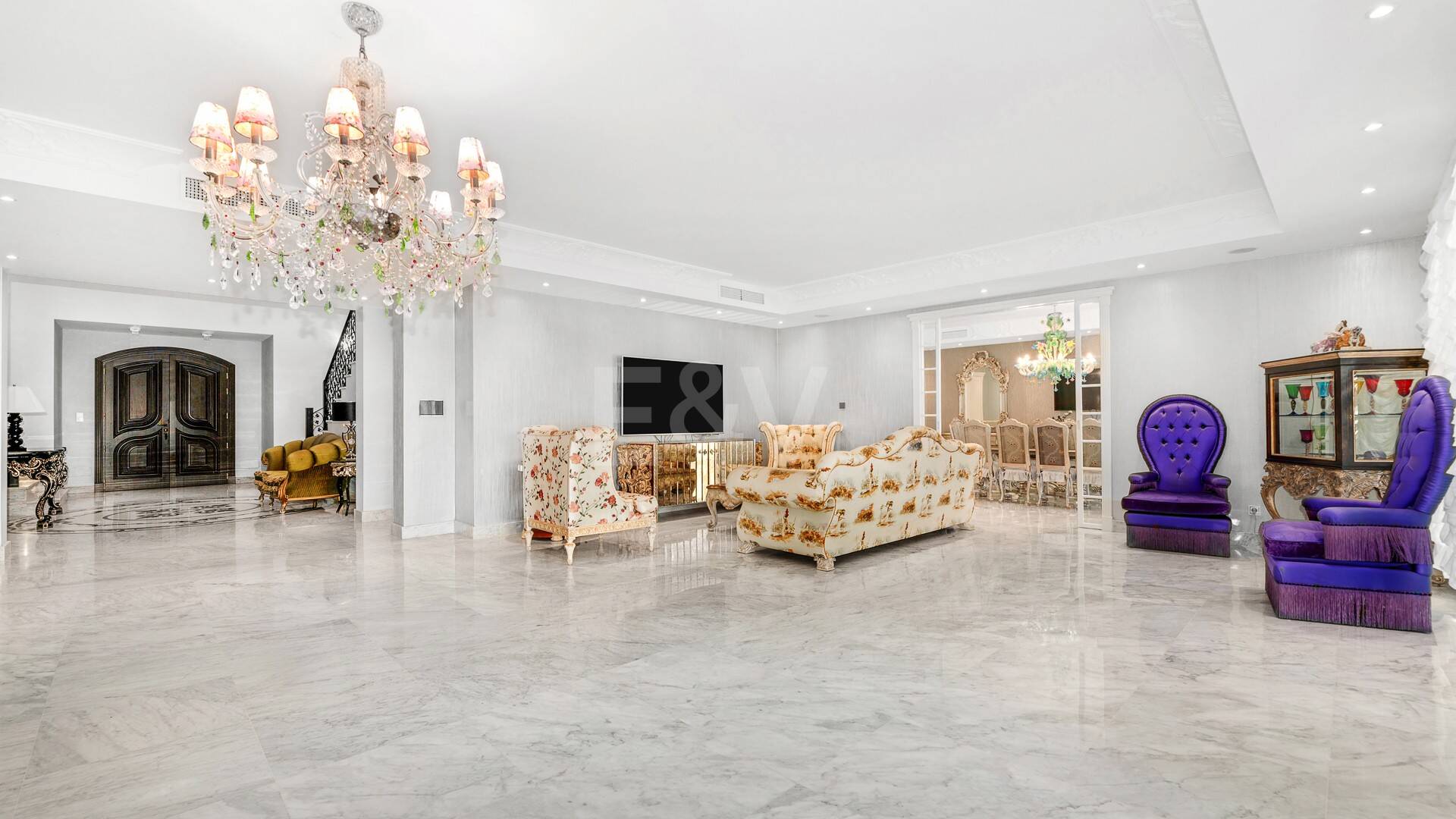 Elegant Classic Villa med öppen havsutsikt på en stor tomt i Cascada de Camoján