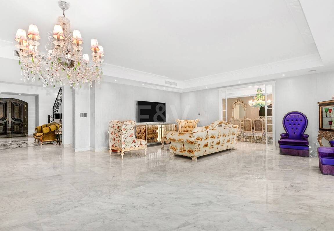 Elegant Classic Villa med öppen havsutsikt på en stor tomt i Cascada de Camoján