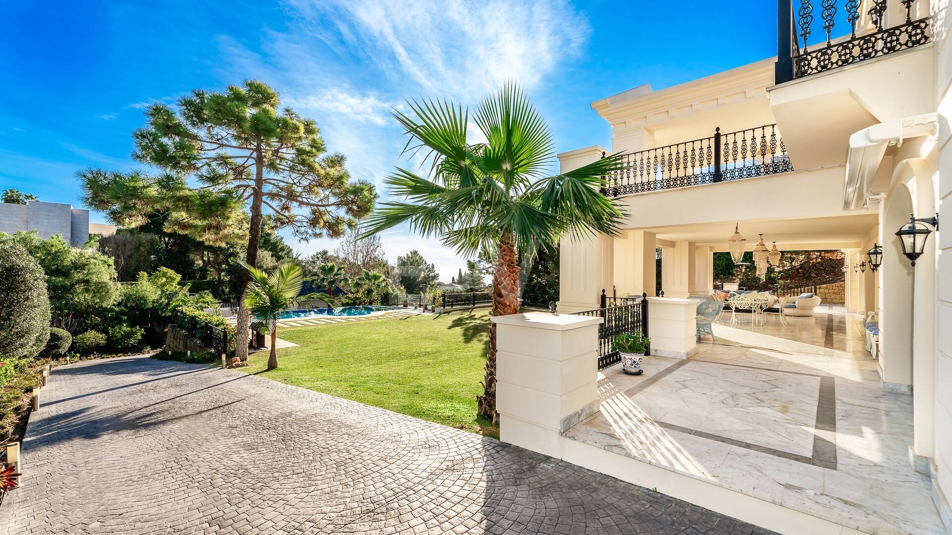 Elegant Classic Villa med öppen havsutsikt på en stor tomt i Cascada de Camoján