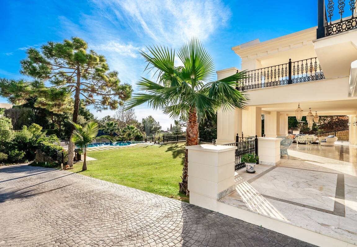 Elegant Classic Villa med öppen havsutsikt på en stor tomt i Cascada de Camoján