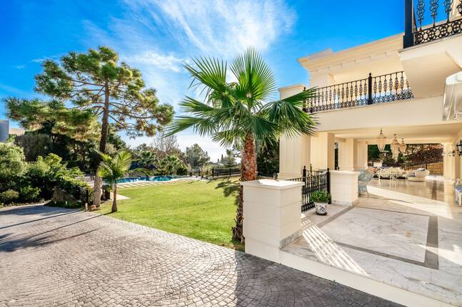 Elegant Classic Villa med öppen havsutsikt på en stor tomt i Cascada de Camoján