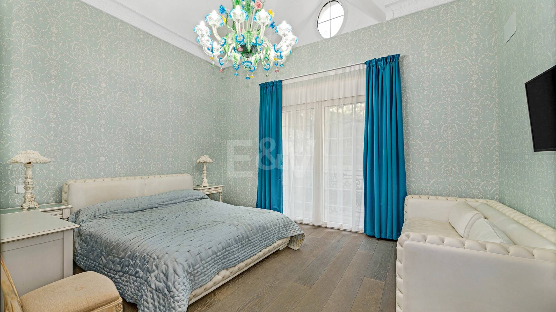 Elegant Classic Villa med öppen havsutsikt på en stor tomt i Cascada de Camoján