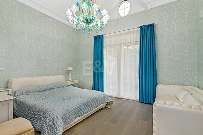 Elegant Classic Villa med öppen havsutsikt på en stor tomt i Cascada de Camoján