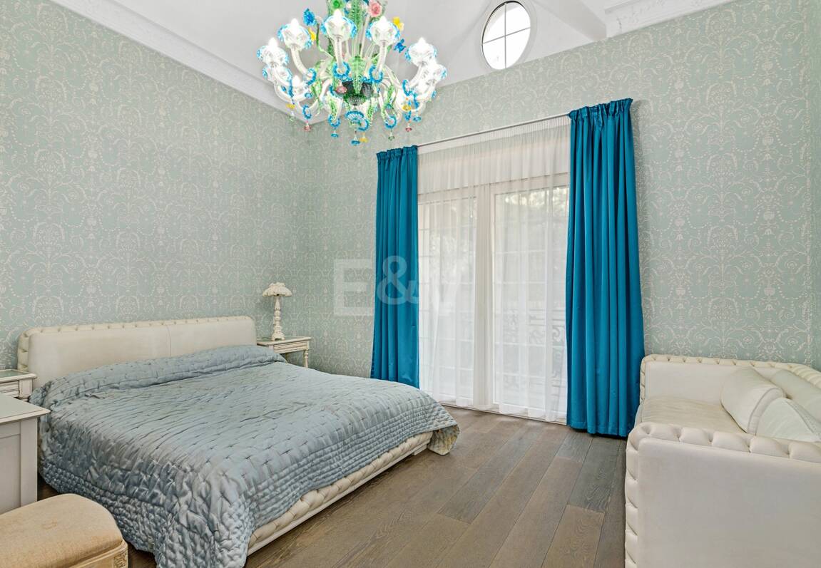 Elegant Classic Villa med öppen havsutsikt på en stor tomt i Cascada de Camoján