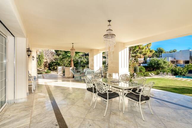 Elegant Classic Villa med öppen havsutsikt på en stor tomt i Cascada de Camoján