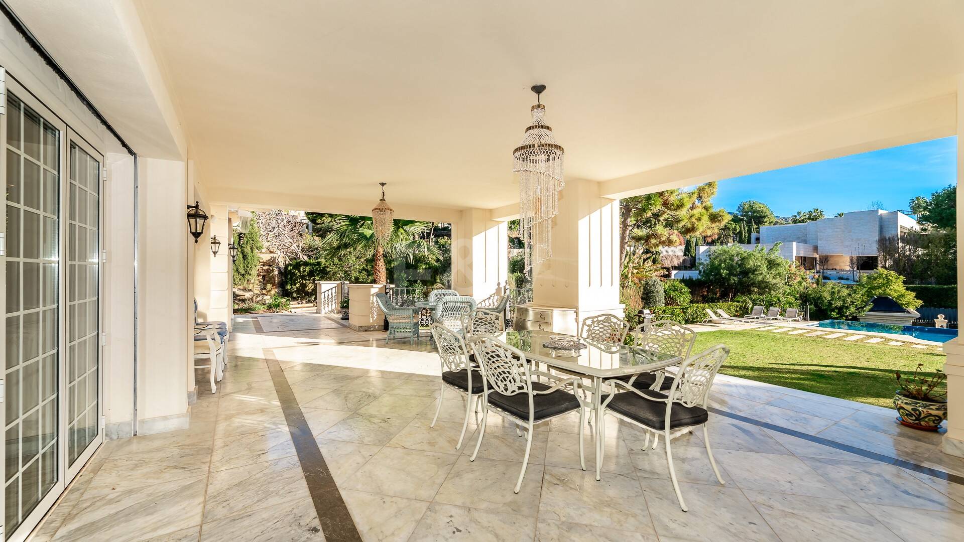 Elegant Classic Villa med öppen havsutsikt på en stor tomt i Cascada de Camoján