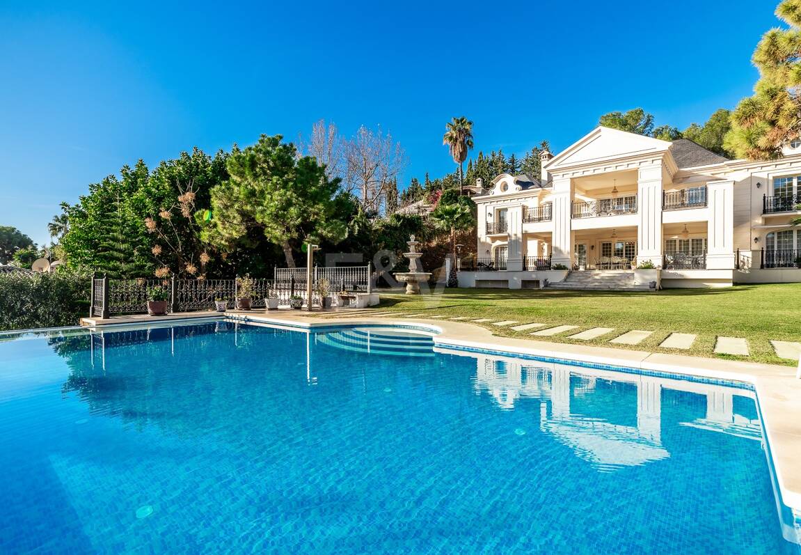 Elegant Classic Villa med öppen havsutsikt på en stor tomt i Cascada de Camoján