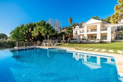 Elegant Classic Villa med öppen havsutsikt på en stor tomt i Cascada de Camoján