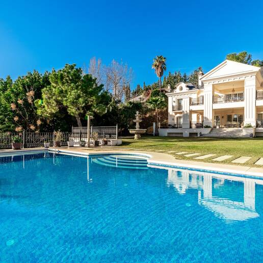 Elegant Classic Villa med öppen havsutsikt på en stor tomt i Cascada de Camoján