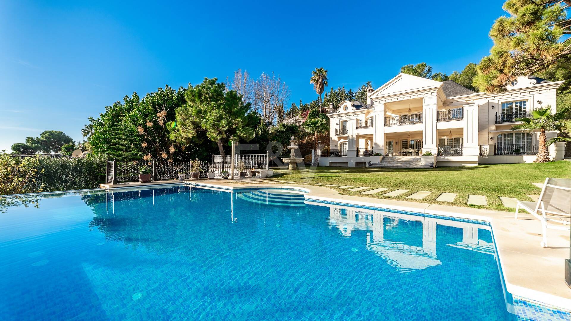 Elegant Classic Villa med öppen havsutsikt på en stor tomt i Cascada de Camoján