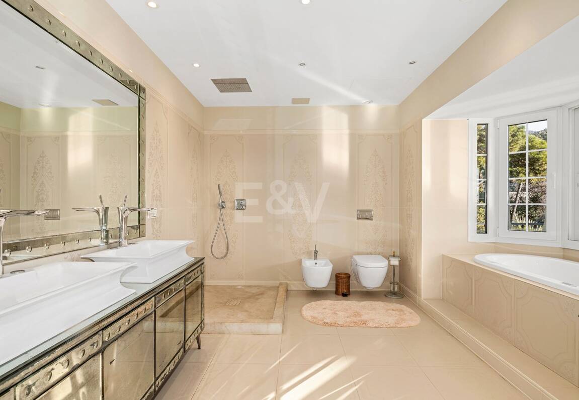 Elegant Classic Villa med öppen havsutsikt på en stor tomt i Cascada de Camoján