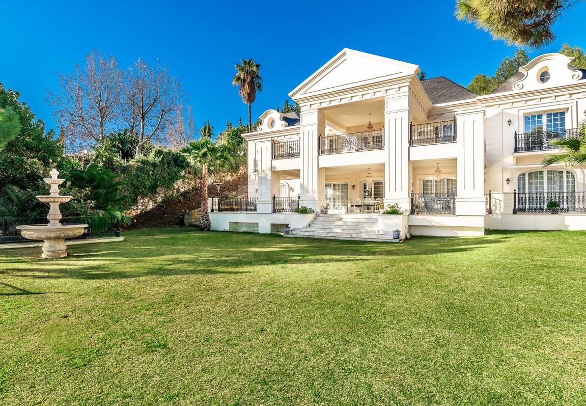 Elegant Classic Villa med öppen havsutsikt på en stor tomt i Cascada de Camoján