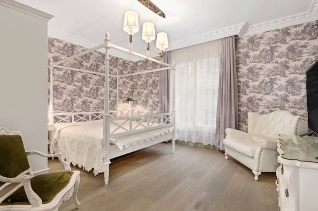 Elegant Classic Villa med öppen havsutsikt på en stor tomt i Cascada de Camoján