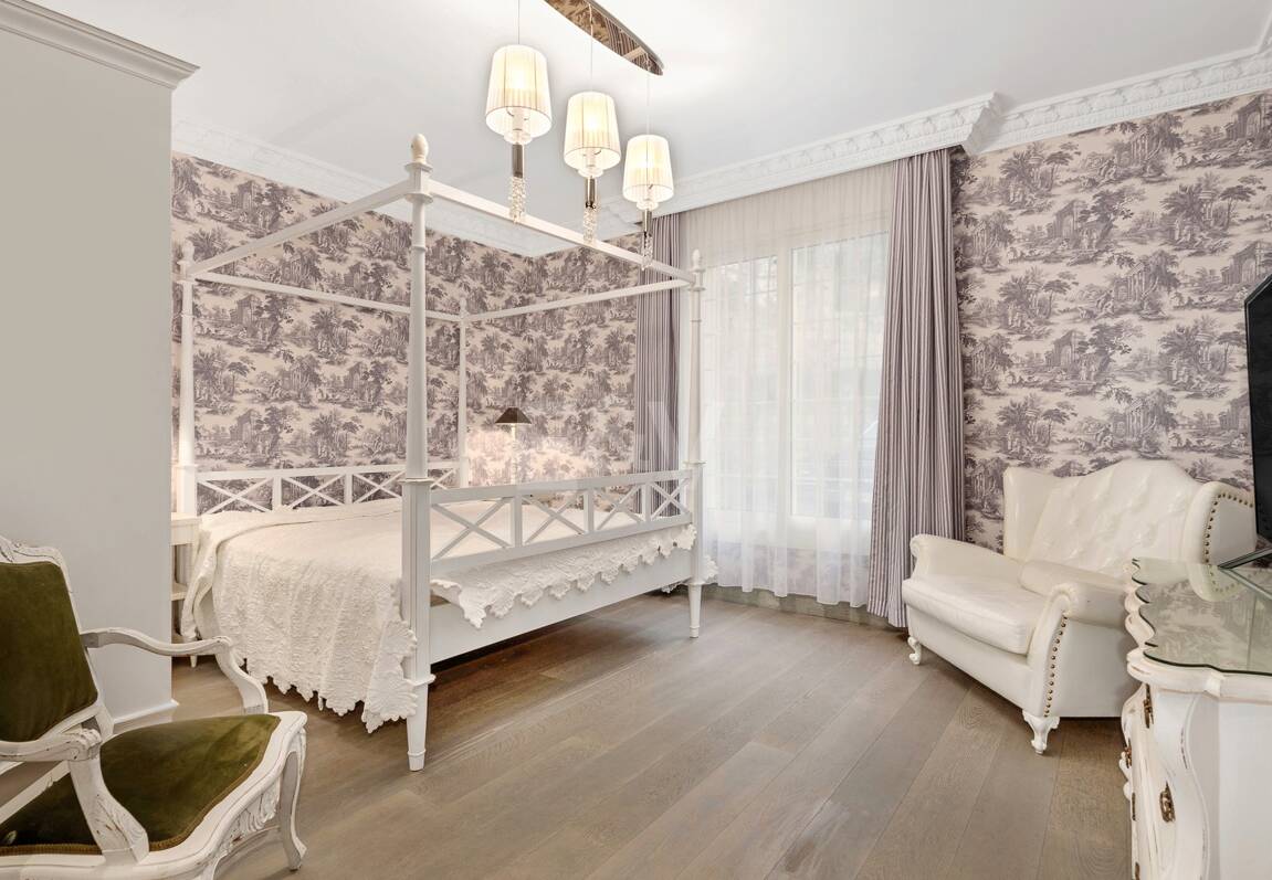 Elegant Classic Villa med öppen havsutsikt på en stor tomt i Cascada de Camoján