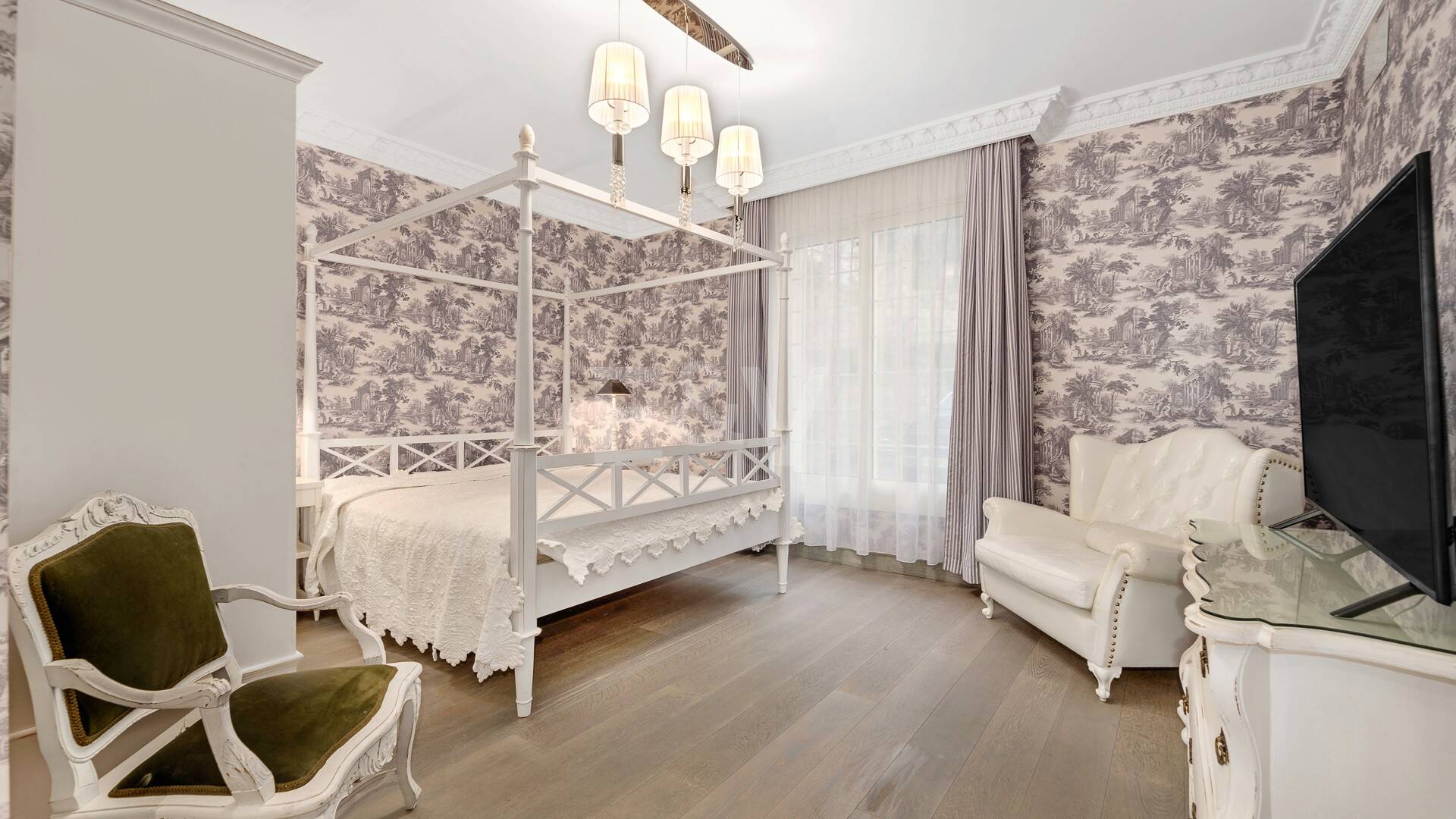 Elegant Classic Villa med öppen havsutsikt på en stor tomt i Cascada de Camoján