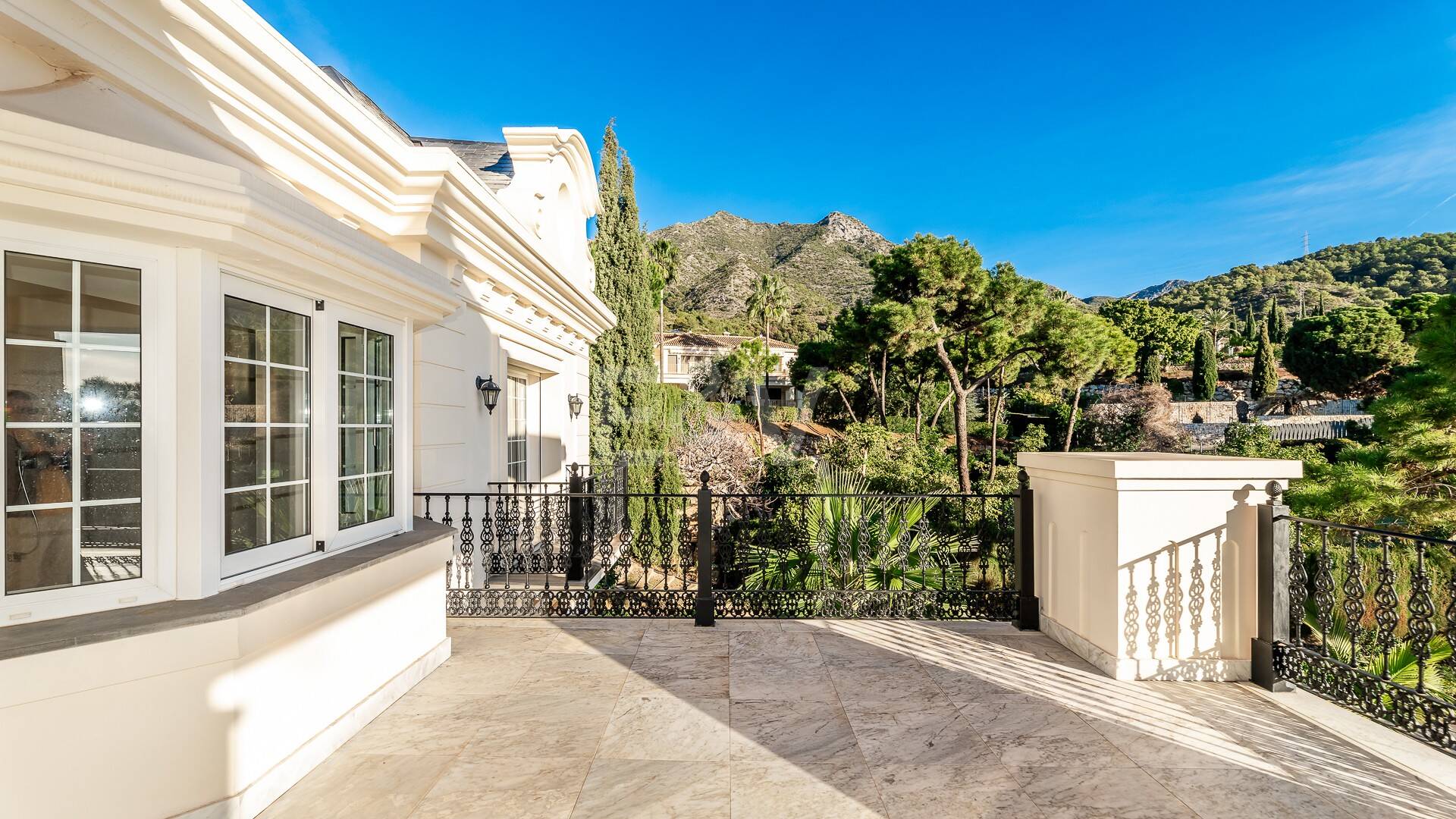 Elegant Classic Villa med öppen havsutsikt på en stor tomt i Cascada de Camoján