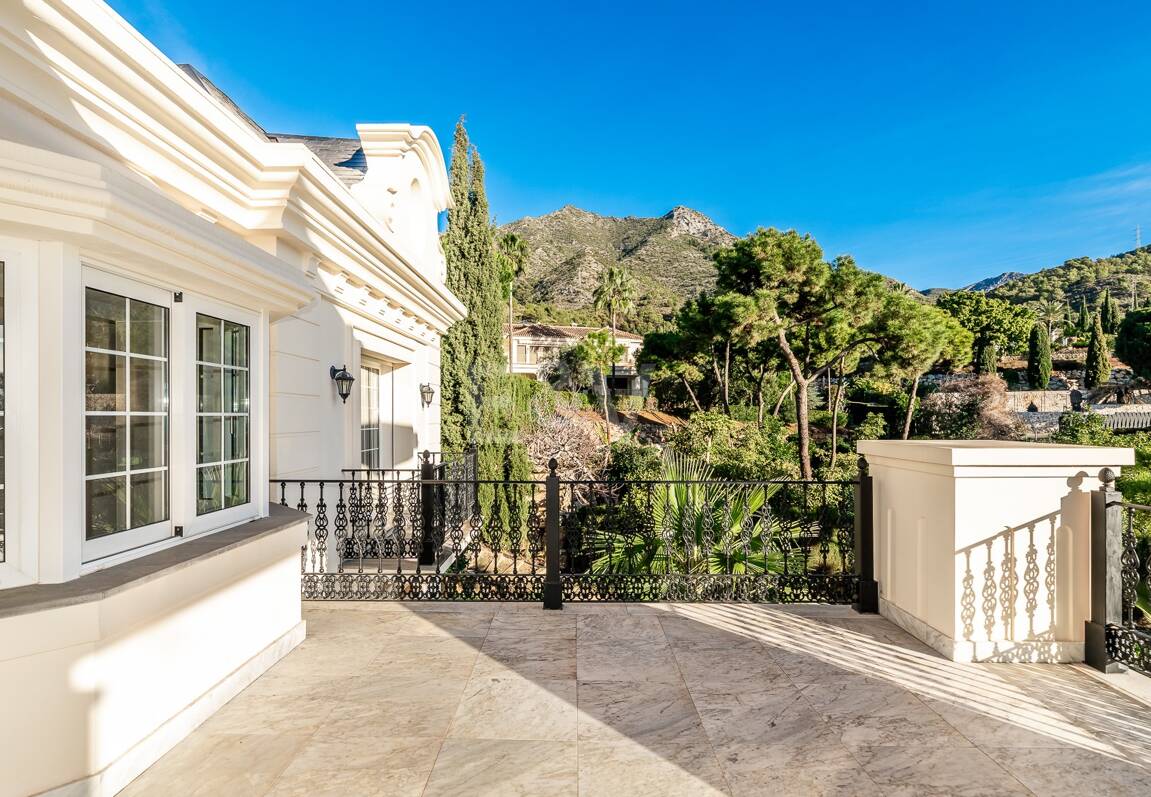 Elegant Classic Villa med öppen havsutsikt på en stor tomt i Cascada de Camoján