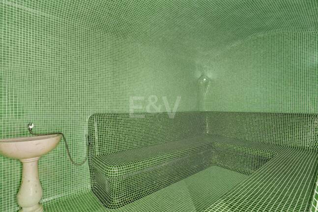 Elegant Classic Villa med öppen havsutsikt på en stor tomt i Cascada de Camoján