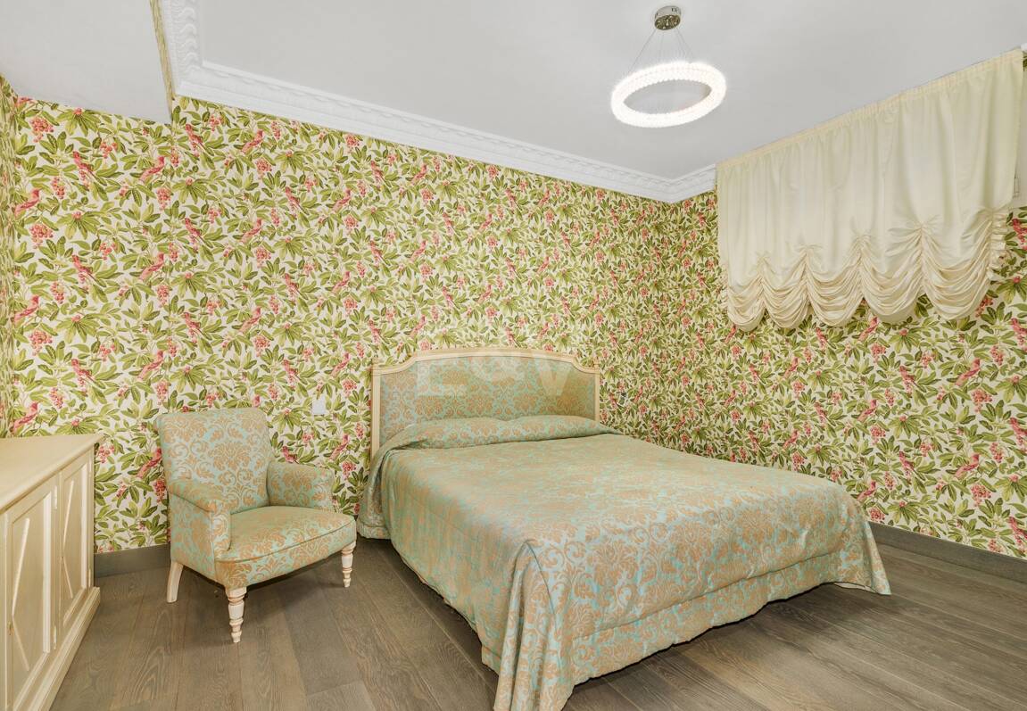 Elegant Classic Villa med öppen havsutsikt på en stor tomt i Cascada de Camoján