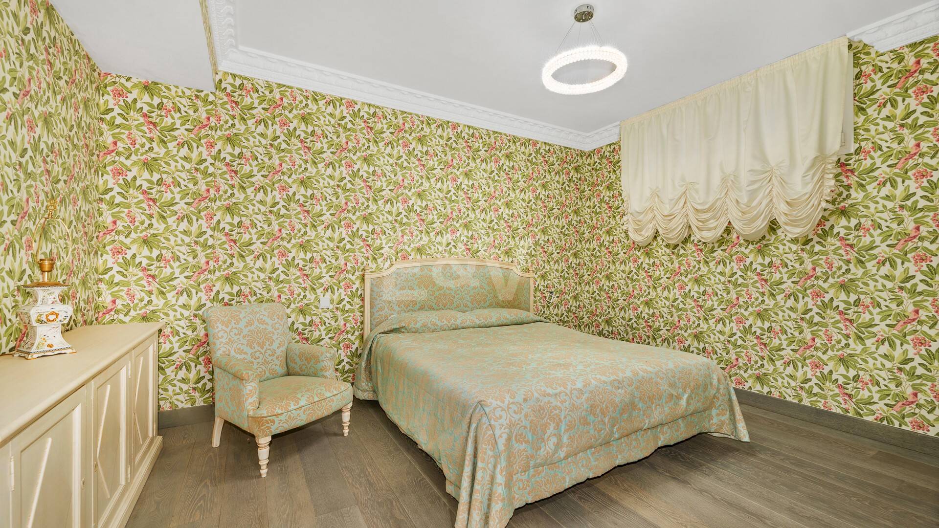 Elegant Classic Villa med öppen havsutsikt på en stor tomt i Cascada de Camoján