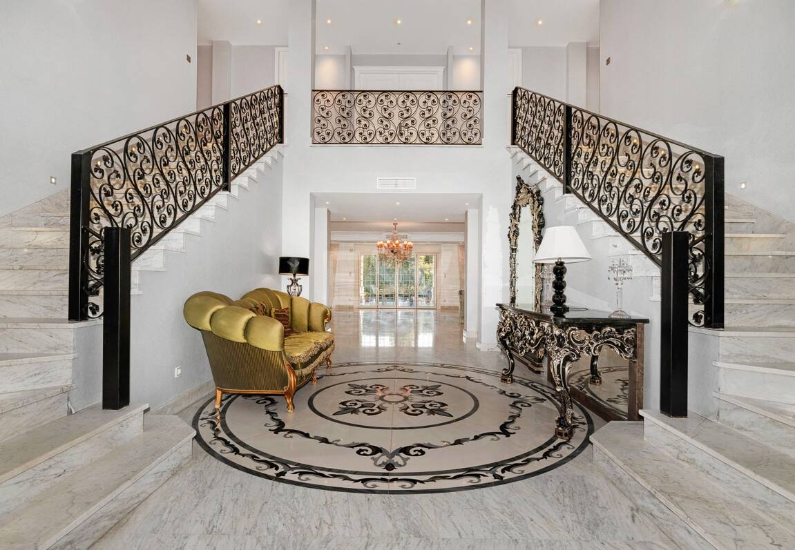 Elegant Classic Villa med öppen havsutsikt på en stor tomt i Cascada de Camoján