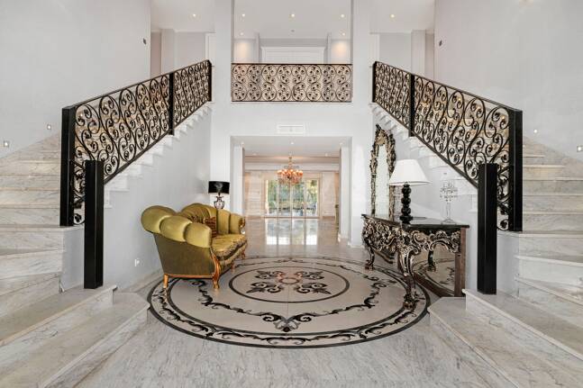 Elegant Classic Villa med öppen havsutsikt på en stor tomt i Cascada de Camoján