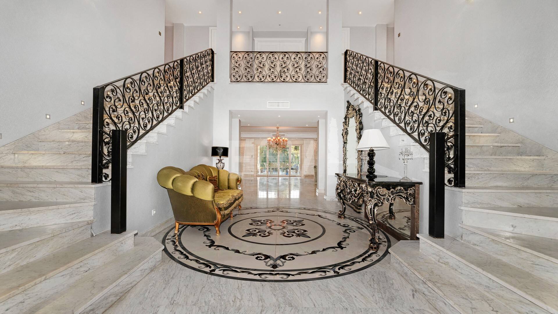 Elegant Classic Villa med öppen havsutsikt på en stor tomt i Cascada de Camoján