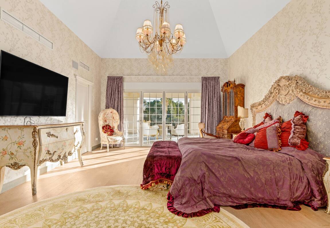 Elegant Classic Villa med öppen havsutsikt på en stor tomt i Cascada de Camoján