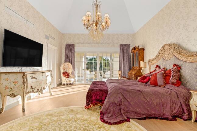 Elegant Classic Villa med öppen havsutsikt på en stor tomt i Cascada de Camoján